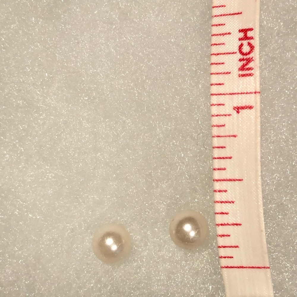 Pearl post earrings - Picture 3 of 3